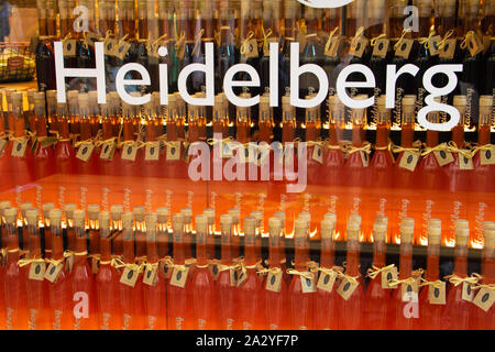 Heidelberg, Germania - 24 Settembre 2016: liquore bottiglie in una vetrina con la parola 'Heidelberg' con lettere adesive in una strada dello shopping Foto Stock