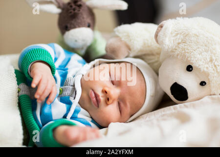 Momenti di tranquillità: Grazioso baby boy dormendo. Foto Stock