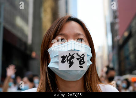Hong Kong. Il 4 ottobre 2019. Grande, pacifico marzo da migliaia di pro-democrazia sostenitori attraverso il quartiere centrale degli affari di Hong Kong questo pomeriggio. Il mese di marzo è stato in segno di protesta contro il Chief Executive Carrie Lam all'uso di poteri di emergenza per il divieto di indossare delle maschere durante le proteste. Iain Masterton/Alamy Live News. Foto Stock