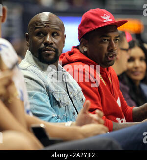 3 Ottobre 2019 - Floyd Mayweather Jr sat courtside durante una partita di preseason tra i Los Angeles Clippers e Houston Rockets a Stan Sheriff centro sul campus della University of Hawaii a manoa a Honolulu, HI - Michael Sullivan/CSM. Foto Stock