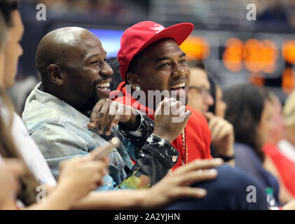 3 Ottobre 2019 - Floyd Mayweather Jr sat courtside durante una partita di preseason tra i Los Angeles Clippers e Houston Rockets a Stan Sheriff centro sul campus della University of Hawaii a manoa a Honolulu, HI - Michael Sullivan/CSM. Foto Stock