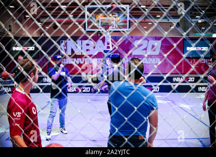 Il centro fieristico Ifema di Madrid, Spagna. 03Th Ottobre, 2019. Mostra della simulazione di basket video gioco sviluppato da Visual Concepts NBA 2K20 a Madrid Games Week / Video gioco equo, in Madrid. EnriquePSans/Alamy Live News Foto Stock