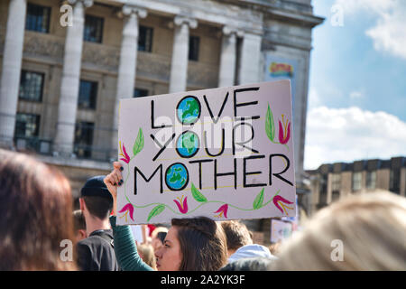 Giovane manifestante femmina holding amare tua Madre ripostiglio, xx settembre del clima globale sciopero, Piazza del Mercato Vecchio, Nottingham East Midlands, Inghilterra Foto Stock