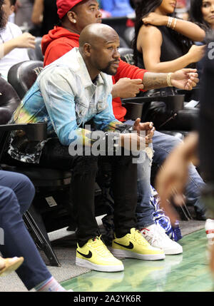 3 Ottobre 2019 - Floyd Mayweather Jr sat courtside durante una partita di preseason tra i Los Angeles Clippers e Houston Rockets a Stan Sheriff centro sul campus della University of Hawaii a manoa a Honolulu, HI - Michael Sullivan/CSM Foto Stock