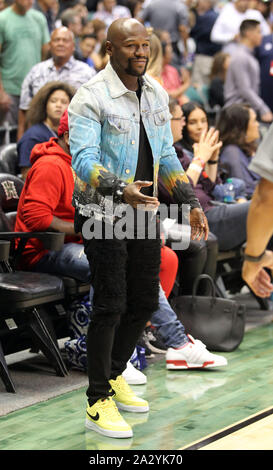 3 Ottobre 2019 - Floyd Mayweather Jr sat courtside durante una partita di preseason tra i Los Angeles Clippers e Houston Rockets a Stan Sheriff centro sul campus della University of Hawaii a manoa a Honolulu, HI - Michael Sullivan/CSM Foto Stock