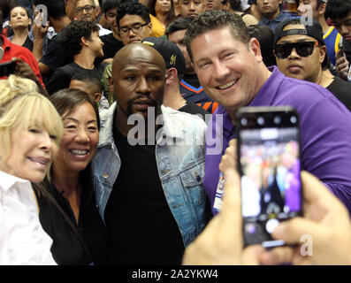 3 Ottobre 2019 - Floyd Mayweather Jr prende una foto con i tifosi dopo una partita di preseason tra i Los Angeles Clippers e Houston Rockets a Stan Sheriff centro sul campus della University of Hawaii a manoa a Honolulu, HI - Michael Sullivan/CSM. Foto Stock