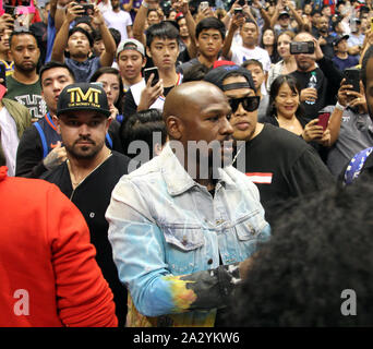 3 Ottobre 2019 - Floyd Mayweather Jr sat courtside durante una partita di preseason tra i Los Angeles Clippers e Houston Rockets a Stan Sheriff centro sul campus della University of Hawaii a manoa a Honolulu, HI - Michael Sullivan/CSM. Foto Stock