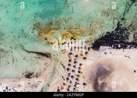 Antenna di incredibile vista panoramica sulla famosa spiaggia di Balos nella laguna di Balos e pirate island Gramvousa. Posto alla confluenza di tre mari (Egeo, Annuncio Foto Stock