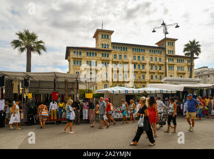 Strada del mercato sul lungomare di Viareggio con le persone, i turisti e il Grand Hotel Principe di Piemonte in estate, Versilia, Toscana, Italia Foto Stock