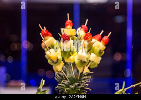 Una sana frutta fresca su bastoni. Composizione originale per banchetti. Foto Stock