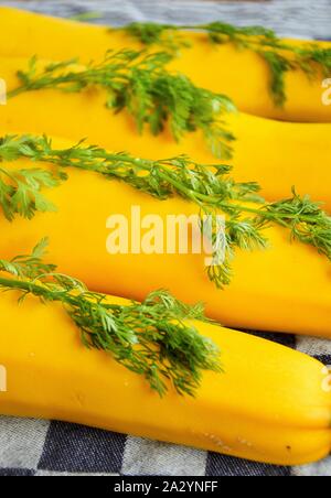 Zucchine in giallo con foglie di coriandolo su una tavola appena raccolto dal mio riparto di Nimega nei Paesi Bassi Foto Stock