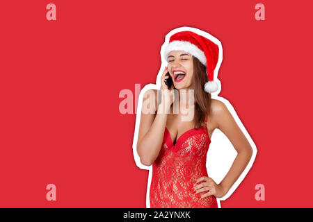 Felice ragazza carina a santa hat e il costume da bagno parlando al cellulare. Rivista stile collage alla moda e colore di sfondo. Felice Natale e Anno Nuovo hol Foto Stock