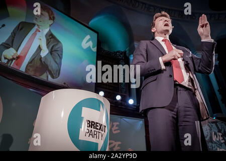 Richard Tice, partito, risolve la folla durante la festa Brexit conferenza a Westminster come parte di un partito nazionale tour. Londra, Regno Unito Foto Stock
