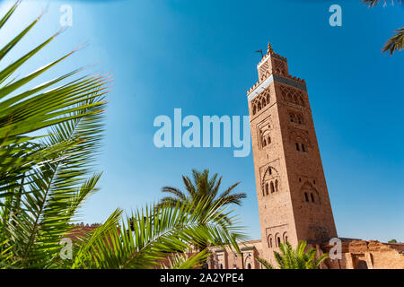 Vista della Moschea di Koutoubia contro sky - Marrakech, Marocco - destinazioni di viaggio Foto Stock