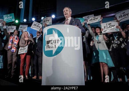 Nigel Farage prende il palco e affronta la folla durante la festa Brexit conferenza a Westminster come parte di un partito nazionale tour. Londra, Regno Unito Foto Stock