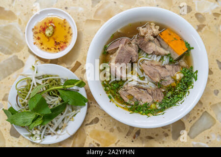 Deliziosa carne di manzo vietnamita tagliatelle e la zuppa di verdure Foto Stock