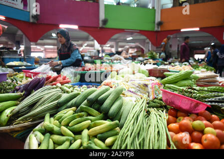 Kota Bharu, Kelantan, Malesia - 14 Agosto 2019 : gli agricoltori vendono vari ortaggi in un mercato agricolo situato in Pasar Siti Khadijah, kota bharu, k Foto Stock