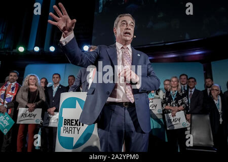 Nigel Farage prende il palco e affronta la folla durante la festa Brexit conferenza a Westminster come parte di un partito nazionale tour. Londra, Regno Unito Foto Stock