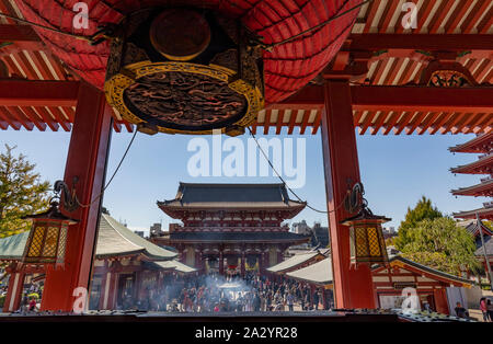 Tokyo, Giappone - Ottobre 30th, 2018: Turisti in Senso-ji tempio buddista, Tokyo, Giappone Foto Stock