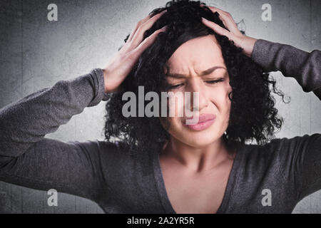 Ragazza disperata essendo frustrato tenendo le mani sulla sua testa. Foto Stock