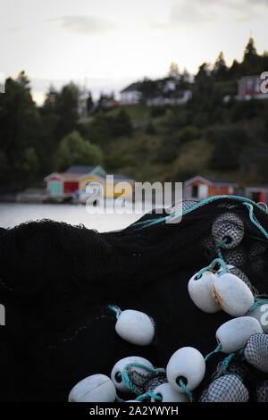 Rete da pesca, pila di reti e di boe impilati in fallo, Newdoundland Foto Stock