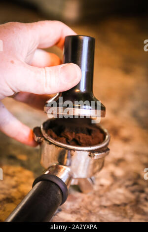 Caffè espresso o del processo di produzione - macinazione e l'estrazione di caffè in grani Foto Stock