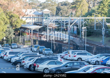 Una stazione ferroviaria parcheggio auto sul lato orientale della stazione di Gordon su Sydney North Shore, Nuovo Galles del Sud, Australia Foto Stock