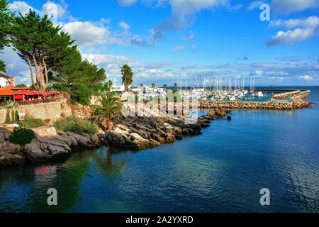 Il bellissimo panorama di Cascais il lungomare e il porto , località costiera e la città di pesca in Portogallo Foto Stock