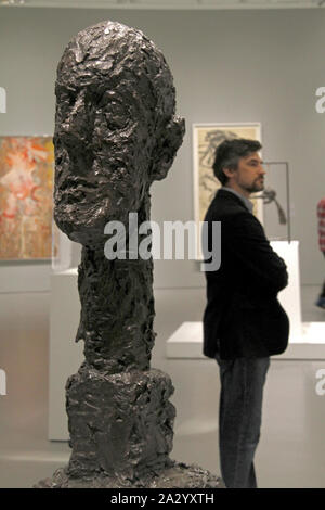 Il 'Monumental' testa scultura di Alberto Giacometti visualizzato presso il Museo Hirshhorn a Washington D.C., USA Foto Stock