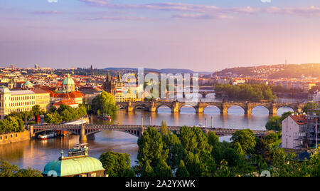 Charles Bridge, Praga, Repubblica Ceca. Ponte Carlo (Karluv Most) e la Torre del Ponte della Città Vecchia al tramonto. Famosa immagine iconica del Ponte Carlo. Conce Foto Stock