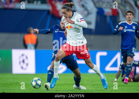 Leipzig, Deutschland. 03 ott 2019. Lucas Tousart (sinistra, Lione) versus Yussuf Poulsen (L), azione, duelli, partite di Champions League, fase di gruppo, gruppo G, giornata 2, RB Leipzig (L) - Olympique Lione (Lione) 0: 2, su 02/10/2019 di Lipsia/Germania. | Utilizzo di credito in tutto il mondo: dpa/Alamy Live News Foto Stock