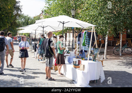 Si spegne a Lubiana il mercato dell'arte, Breg embankment, Città Vecchia, Lubiana, Slovenia Foto Stock