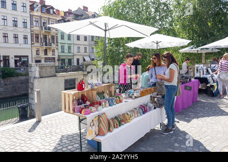 Si spegne a Lubiana il mercato dell'arte, Breg embankment, Città Vecchia, Lubiana, Slovenia Foto Stock