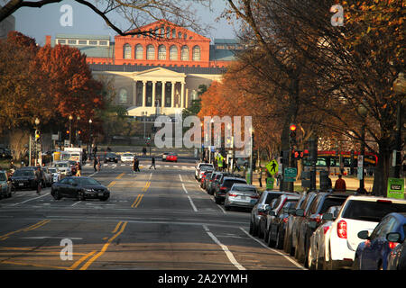 Vista la quarta NW San dal National Mall di Washington DC, Stati Uniti d'America. La DC la corte di appello e il National Building Museum visto nel retro. Foto Stock