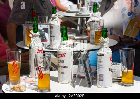 Bottiglie di Unione slovena birra sul ristorante tavolo, Città Vecchia, Lubiana, Slovenia Foto Stock