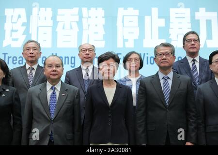 Hong Kong. 04 ott 2019. Chief Executive di Cinese della Regione amministrativa speciale di Hong Kong (RASHK) Carrie Lam assiste ad una conferenza stampa a Hong Kong, Cina del sud, il 4 ottobre, 2019. Il governo della RAS di Hong Kong il venerdì istituito un anti-mask legge in unità più recenti per porre fine alla violenza prolungato. Lam ha detto alla conferenza stampa che il governo ha invocato la potenza sotto i regolamenti di emergenza ordinanza e realizzato un nuovo regolamento in nome del divieto di regolamento Face-Covering Credito: Xinhua/Alamy Live News Foto Stock