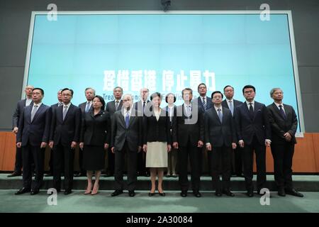 Hong Kong. 04 ott 2019. Chief Executive di Cinese della Regione amministrativa speciale di Hong Kong (RASHK) Carrie Lam assiste ad una conferenza stampa a Hong Kong, Cina del sud, il 4 ottobre, 2019. Il governo della RAS di Hong Kong il venerdì istituito un anti-mask legge in unità più recenti per porre fine alla violenza prolungato. Lam ha detto alla conferenza stampa che il governo ha invocato la potenza sotto i regolamenti di emergenza ordinanza e realizzato un nuovo regolamento in nome del divieto di regolamento Face-Covering Credito: Xinhua/Alamy Live News Foto Stock