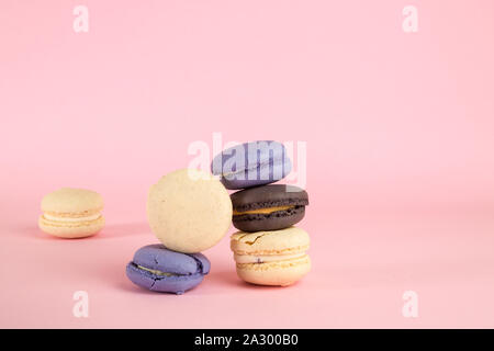 Maccheroni multicolore cookie sul rosa sfondo isolato Foto Stock