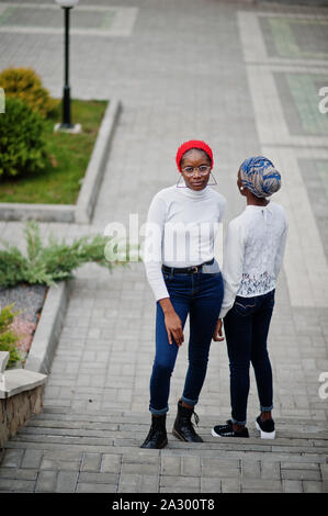 Due giovani alla moda moderno ed attraente alto e sottile musulmani africani womans in hijab o testa di turbante sciarpa poste insieme. Foto Stock