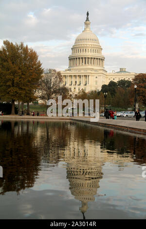 Il Capitol Building e la Piscina a Specchio del Campidoglio all'estremità orientale del National Mall di Washington DC. Foto Stock