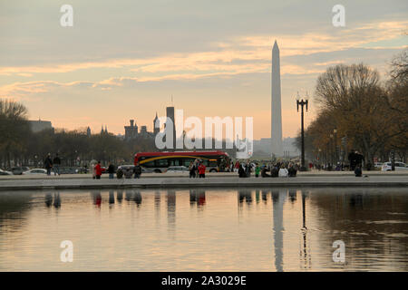 Vista del Monumento di Washington dalla Piscina a Specchio del Campidoglio all'estremità orientale del National Mall di Washington DC, Stati Uniti d'America Foto Stock