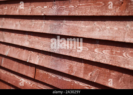 Legno rosso schierati su un vecchio fienile edificio Foto Stock