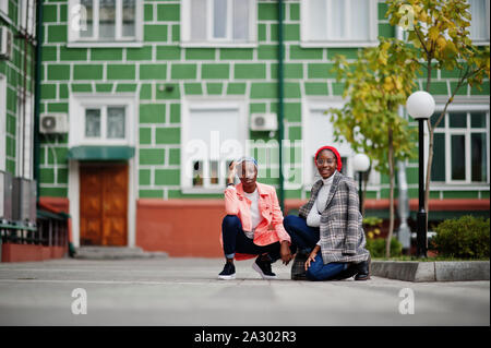 Due giovani alla moda moderno ed attraente alto e sottile musulmani africani womans in hijab o testa di turbante sciarpa e ricoprire i posti. Foto Stock