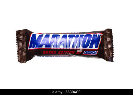 SWINDON, Regno Unito - 2 ottobre 2019: maratona Reto edition da Snickers barra di cioccolato su uno sfondo bianco Foto Stock
