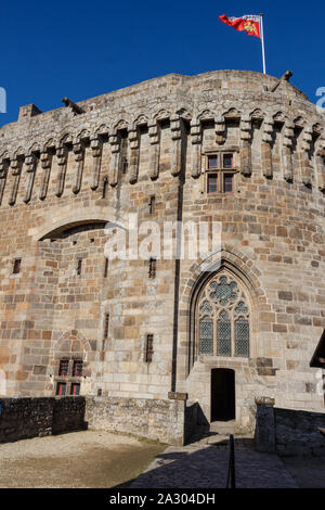 Per esterno del castello di Dinan con bandiera sulla parte superiore Foto Stock