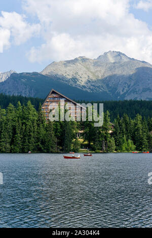 Barche sul villaggio di Strbske Pleso Lago in Alti Tatra, Slovacchia. Settembre 2019. Foto Stock