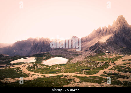 Laghi in tre cime del Parco naturale in estate(Parco Naturale Tre Cime di Lavaredo) nel Dolomiites, Italia. I laghi sono vicino al Refugio Locatell Foto Stock