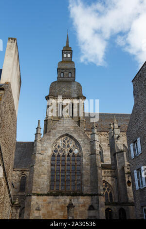 Campanile di Saint Sauveur basilica a Dinan Foto Stock