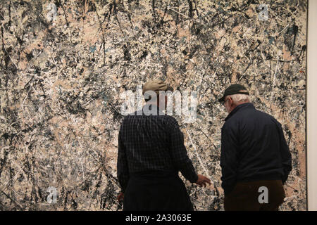 I visitatori di fronte al 'numero uno (Nebbia di Lavanda)' 1950 dipinto da J. Pollock presso la National Gallery of Art di Washington DC, Stati Uniti d'America Foto Stock