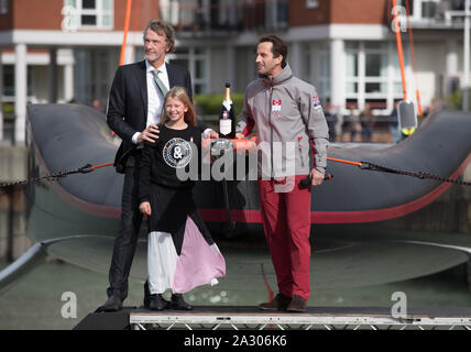 Sir Jim Ratcliffe (sinistra), sua figlia Julia e Sir Ben Ainslie (destra) ufficialmente il nome di Ineos Team UK Coppa America barca 'Britannia' durante il suo evento di lancio a Portsmouth. Foto Stock